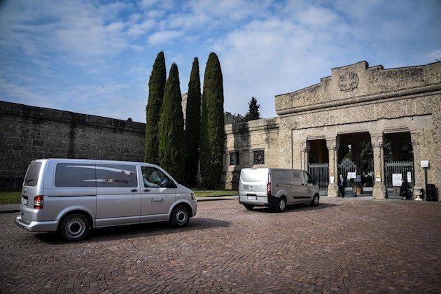 Los casos positivos crecieron en 4.670 y ya son 37.860, mientras que desde el comienzo de la crisis hace un mes en Italia el número total de enfermos es de 47.021, de los cuáles 5.129 han sido dados de alta, según los datos ofrecidos por Protección Civil.