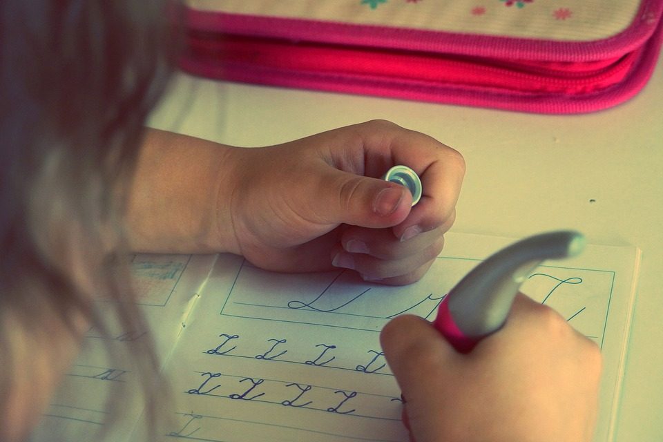 Destinar periodos de estudio de 45 minutos con descansos de 15 minutos es uno de los consejos de la Fundación Tía Dora para evitar ansiedad en los niños producto del confinamiento por el coronavirus. Foto: Pixabay