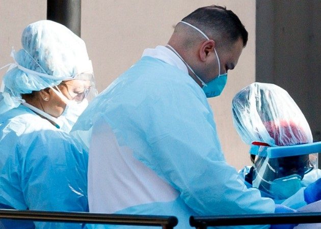 Médicos observan muestras de coronavirus en el Hospital de Brooklyn, Nueva York. Fotos: EFE/AP..