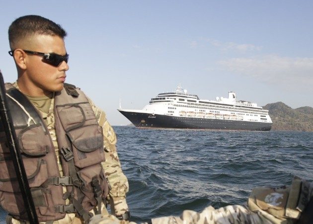 Patrullas de la aeronaval custodiando el crucero Zandaam, en el litoral Pacífico de Panamá. Foto: EFE. 