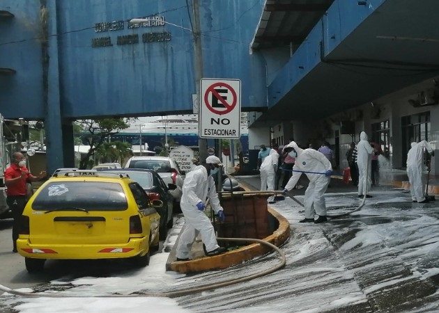 El desinfectante utilizado es un líquido limpiador germicida, fungicida y virucida. Foto. Diómedes Sánchez.