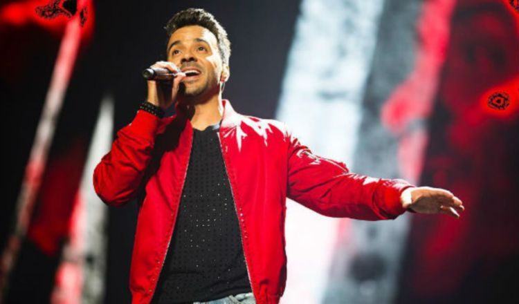 Luis Fonsi, cantante puertorriqueño. Henchido de orgullo porque su hija Mikaela cantó. Subió el video de la nueva estrella en Instagram.