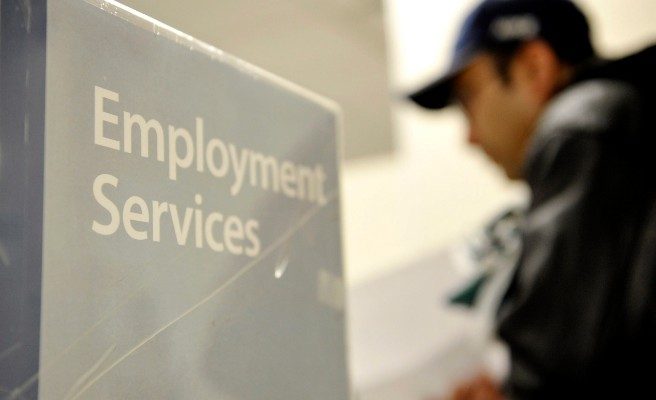 El promedio de solicitudes en las cuatro últimas semanas, que indica la tendencia del mercado laboral, subió a la cifra sin precedentes de 2,61 millones.
