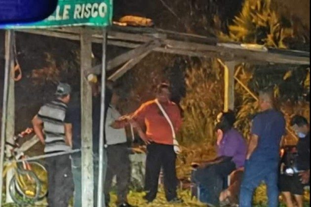 La medida ha causado molestia en los conductores quienes reportaron que las personas estan en la vía y solicitan a los transeuntes sus documentos y salvoconductos.