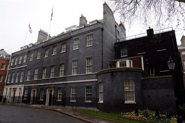 El líder conservador, de 55 años, que dio positivo por la COVID-19 el pasado 27 de marzo, se mantiene "estable" desde la pasada noche en la UCI del Hospital St Thomas de Londres, y continúa "con buen ánimo", según indicó hoy un portavoz de Downing Street. FOTO/EFE