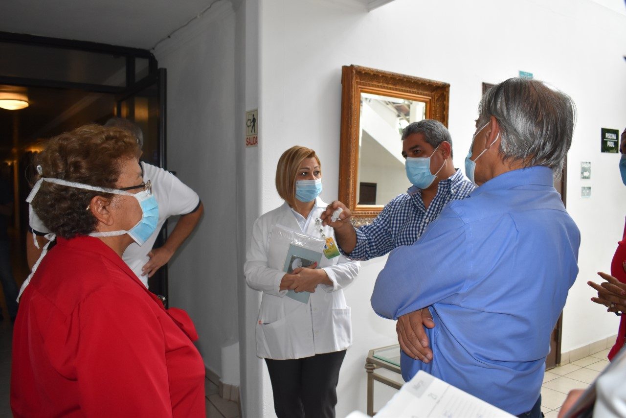 La doctora Novoa confirmó que ya tres pacientes están recuperados y solo se espera los resultados de la última prueba que le da de alta del virus, pero no podrá salir de casa. Foto/ José Vásquez