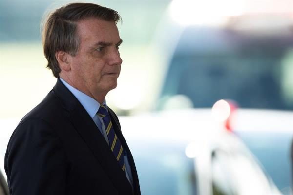 El presidente de Brasil, Jair Bolsonaro, mantiene un pulso con gobernadores y alcaldes que, dentro del marco constitucional, han adoptado diversas medidas de prevención, como cuarentenas u otras que han reducido a mínimos las actividades económicas y el contacto social. FOTO/EFE