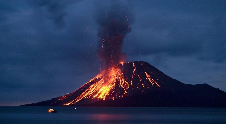 El volcán Anak Krakatoa está ubicado en Indonesia. Foto AP