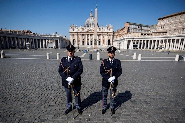 Desde el interior de una vacía basílica de San Pedro y no asomado al balcón de la logia central, como es habitual ya que la plaza está cerrada por las medidas de emergencia ante la pandemia, Francisco dedicó su mensaje de la Pascua a este "desafío histórico".