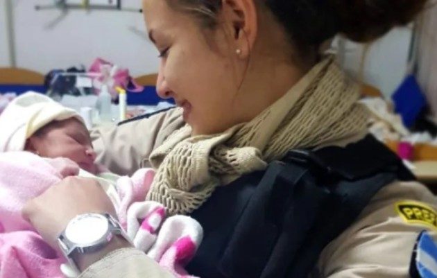 Según informó la Prefectura argentina, en el marco de los operativos para prevenir la expansión del coronavirus, personal de esa fuerza de seguridad federal ayudó a una mujer joven a dar a luz a una bebé.