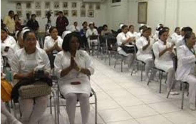 Las enfermeras aclararon que no están saliendo a la calle con vestimenta contaminada.