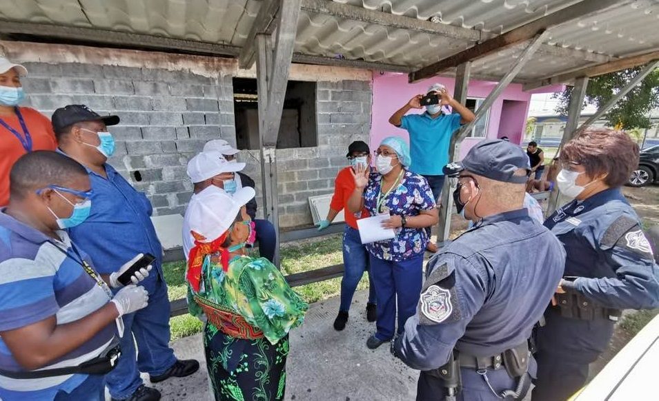 Los equipos de salud se mantienen distribuyendo gel alcoholada, mascarillas de tela y volantes con material de salud en idioma español y en la lengua materna de los pobladores. Foto/Eric Montenegro