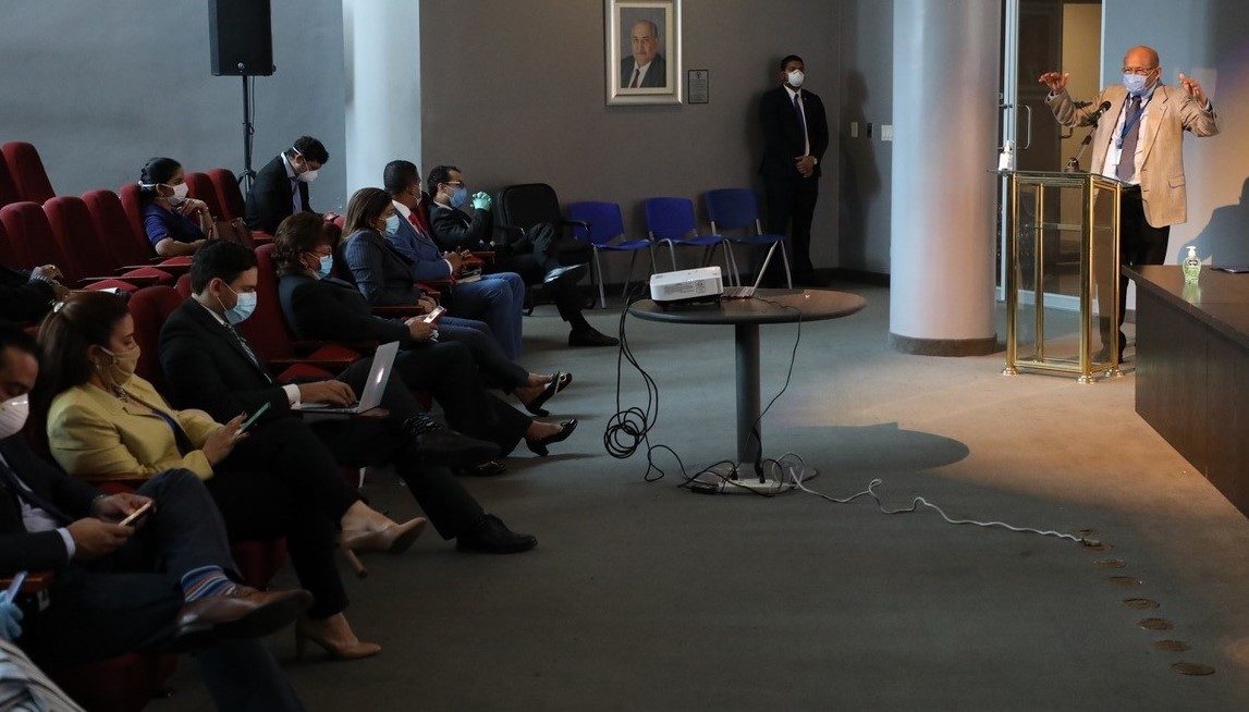 Alexander, respondió a las interrogantes de los diputados y les reiteró que el ahorro, como la disciplina fiscal, seguirán siendo temas de importancia para el país