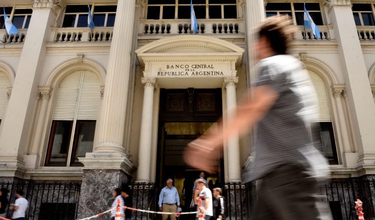 Economistas privados vaticinan que la economía argentina se contraerá un 4.3%, pero el FMI pronostica una caída del 5.7% . EFE