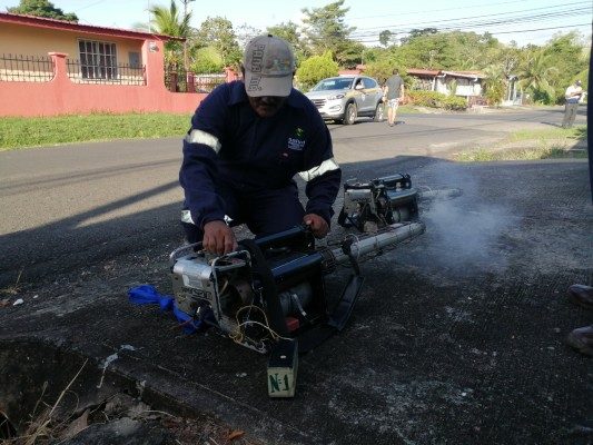 La población le está negando el acceso a los funcionarios del departamento de vectores a las viviendas . FOTO/Eric Montenegro