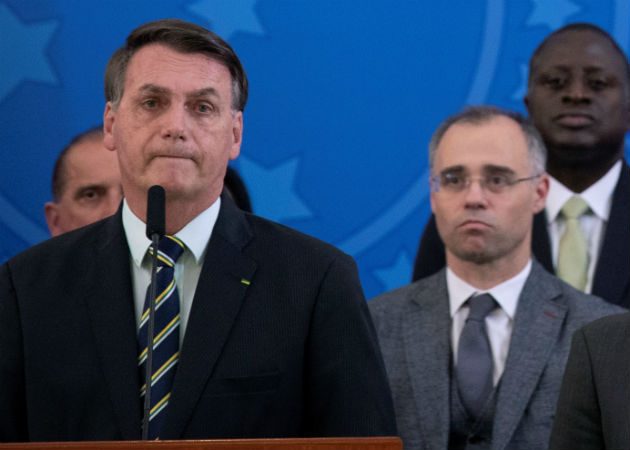 La decisión de Bolsonaro (izq.) fue publicada en una edición extraordinaria del Diario Oficial. Foto: Archivo/Ilustrativa.