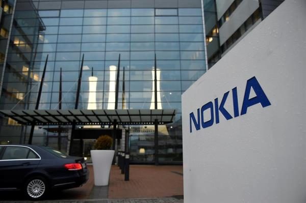 Vista del logotipo de Nokia en la entrada de la sede de la compañía en Espoo 