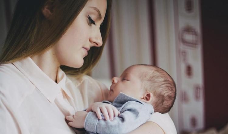 Deben evitar las visitas a la madre y al recién nacido. Pixabay
