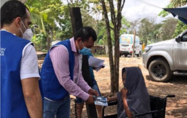 Las 250 familias reibieron bonos por 40 dólares de parte de empresarios de la Asociación de Usuarios de la Zona Libre de Colón.