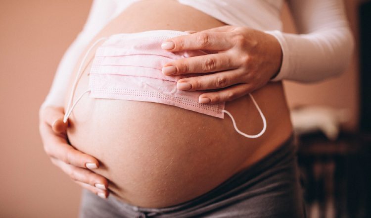Los médicos obstetras continúan atendiendo nacimientos de manera normal. Foto: Pixabay