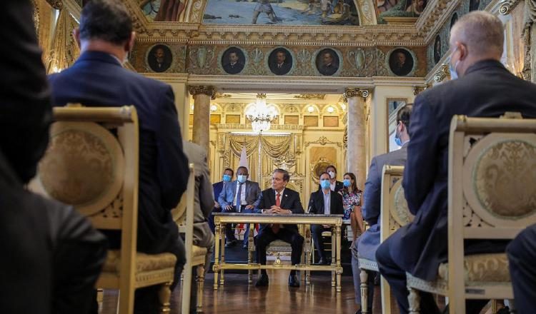 Varios diputados y dirigentes del PRD acompañaron al presidente cuando anunció la moratoria y el veto parcial de proyectos de ley.