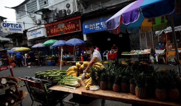 A pesar de la cuarentena total, panameños salen a la calles a vender productos para llevar un poco de dinero a su casa. EFE