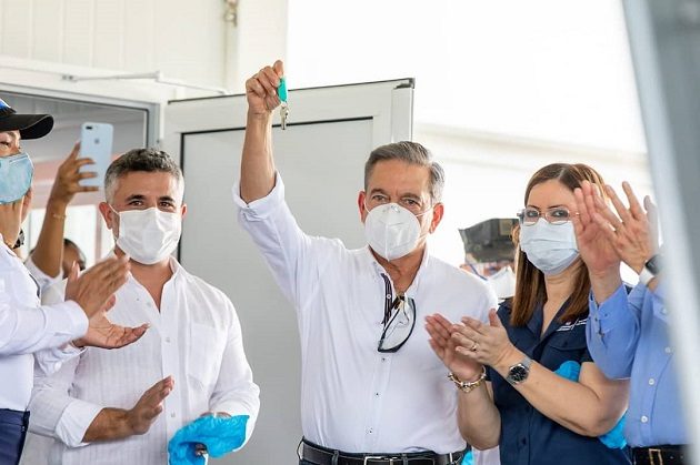 La ministra de Salud, Rosario Turner, junto al presidente de la República, Laurentino Cortizo.