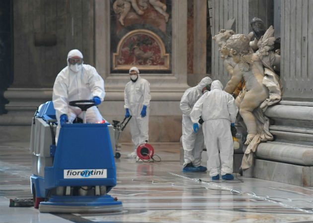 La basílica de San Pedro es sometida a un exhaustivo e inédito proceso de desinfección contra el coronavirus. Fotos. EFE.