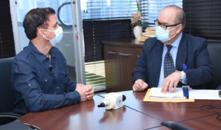 Una pequeña delegación hizo entrega de los documentos.