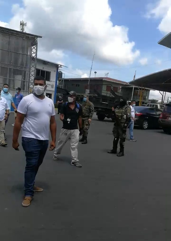 Tras el cierre de la frontera por más de tres horas las autoridades de Panamá se comprometieron a conversar con las autoridades costarricenses para esclarecer el tema y que los transportistas de ambos países no se vean afectados.
