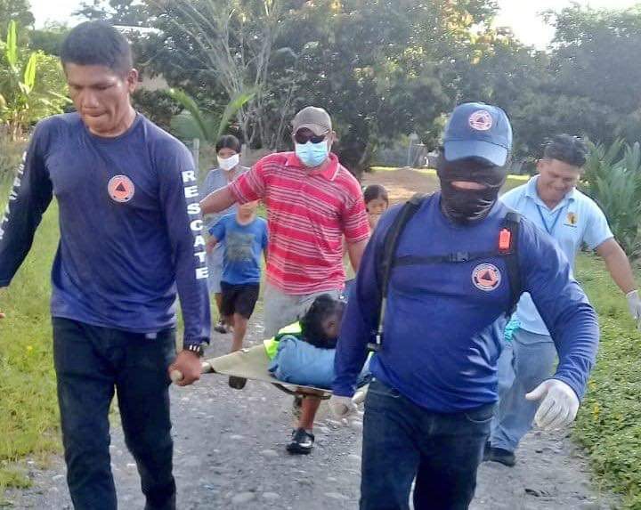 Debido a la lejanía en la que residía el joven herido, tuvo que ser sacado en camilla hasta donde lo esperaba un vehículo que lo trasladaría al hospital mas cercano.