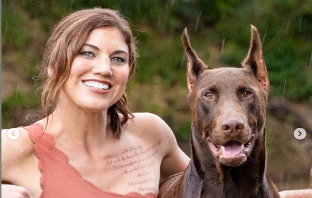 Hope Solo junto a su perro Conan.