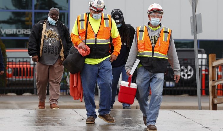 En total esta semana 15,100 empleados de FCA (11,700 en Estados Unidos y 3,400 en Canadá), volverán a sus puestos de trabajo. AP