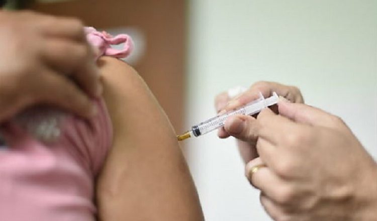 Acudir a los centros de salud, policlínicas del CSS y policentros más cercanos para que aplicarse la vacuna.