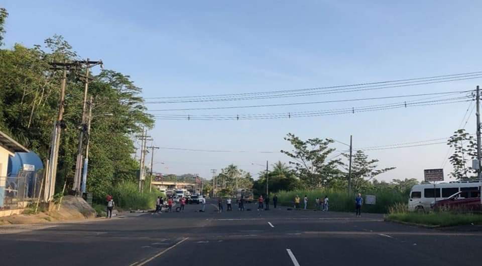 Los residentes molestos cerraron el tramo de la carretera Panamá Colón, donde los conductores debieron dar la vuelta e ingresar por la autopista hacia los Cuatro Altos 
