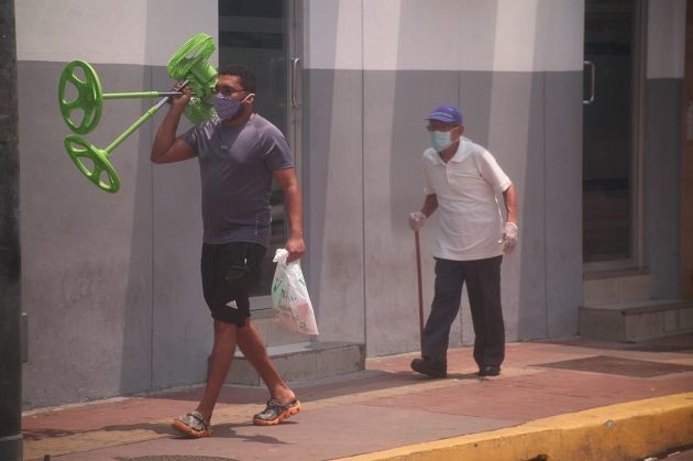Las medidas aprobadas implican que la población cumpla de manera permanente con el uso obligatorio de mascarillas. Foto Víctor Arosemena