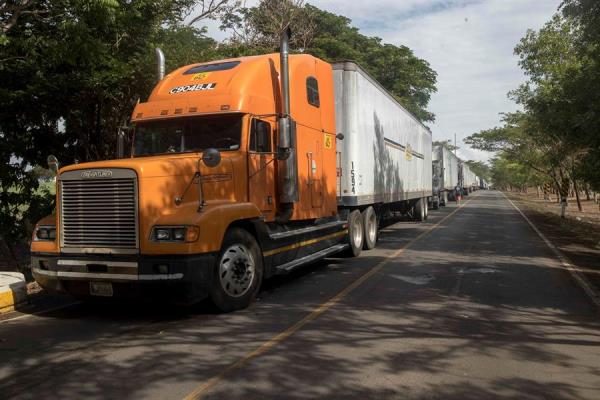 La flexibilización consiste en permitir a los transportistas extranjeros despachar carga en granel, en refrigeración o productos peligrosos directamente a sus clientes, y que todos puedan levantar carga en almacenes fiscales definidos por Costa Rica con un plazo de estadía en el país mayor a las 72 horas que estaban estipuladas. FOTO/EFE