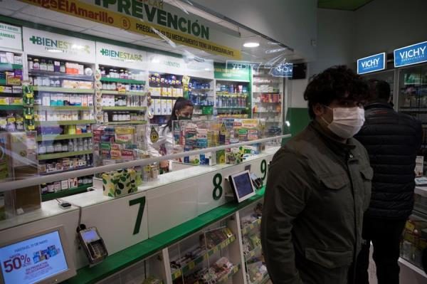 Chile se encuentra bajo estado de excepción, con toque de queda nocturno desde mediados de marzo, con colegios, universidades y fronteras cerradas, así como la mayoría de los comercios que no sean de primera necesidad. FOTO/EFE