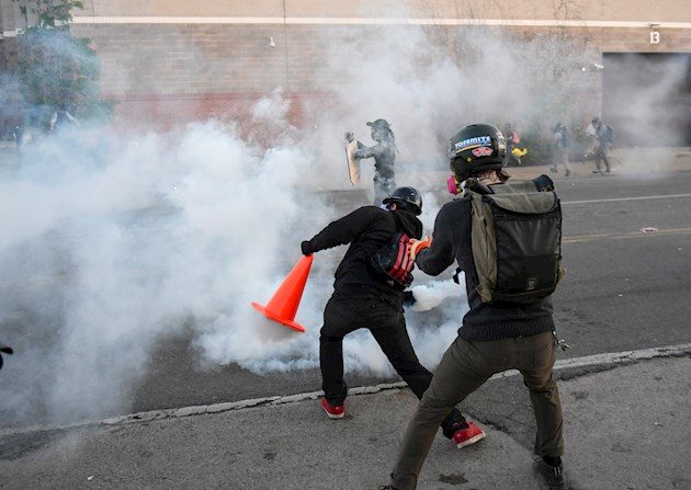 "Alerta de emergencia extrema: Mineápolis está bajo un estricto toque de queda a partir de las 8pm. Váyase a casa o a lugares cerrados seguros. Evite los exteriores".