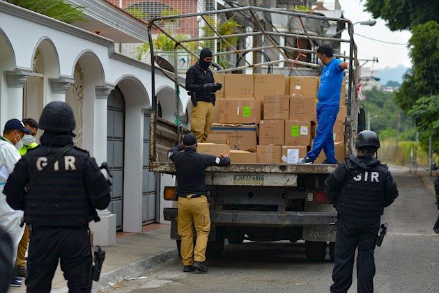 A Bucaram, de 68 años y que gobernó Ecuador seis meses entre 1996 y 1997, le fue encontrada "en su poder un arma de fuego, sin que presente justificativo de posesión", dijo la Fiscalía por redes sociales.