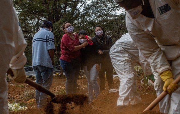 Familiares de una víctima del coronavirus. (Victor Moriyama/The New York Times)