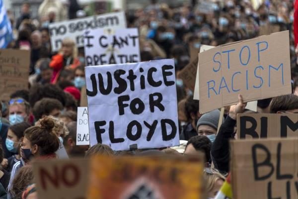 Manifestantes participan en el mitin Black Lives Matter en Basilea, Suiza donde alrededor de 5,000 personas se reunieron para protestar contra el reciente asesinato de George Floyd por agentes de policía en Minneapolis, EE. UU. , eso ha llevado a protestas en muchos países y en todo Estados Unidos. FOTO/EFE