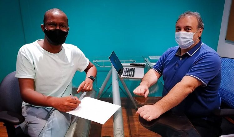 Firma del convenio entre Franklyn Robinson y el gerente de Producción de Más 23, Alejandro Masi. Cortesía