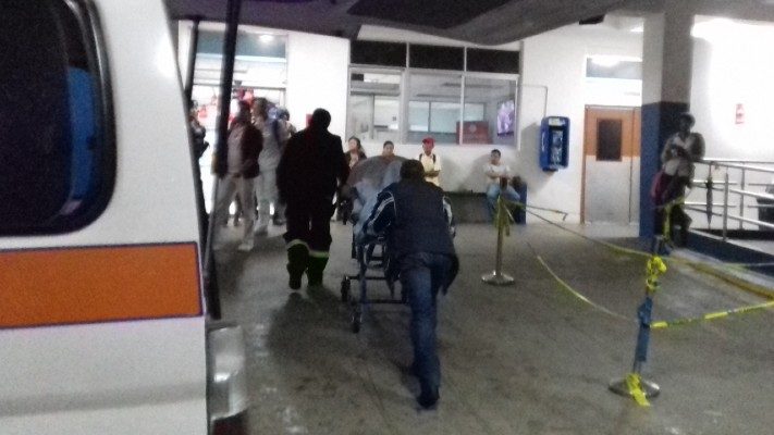 La víctima fue socorrida por moradores del lugar que lo trasladan inicialmente al centro de Salud de Matarrica, pero tras la gravedad de la herida es llevado de urgencias al hospital regional en David.