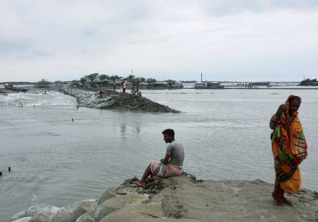 Un terraplén en Satkhira, Bangladesh que se deslavó por el Ciclón Amphan en mayo. Foto / Reuters.