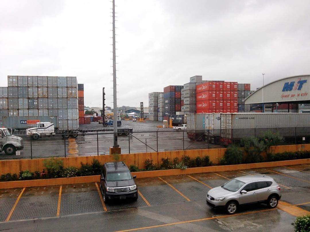 Familiares trataron de ingresar al puerto, para conocer los hechos, pero no pudieron hacerlo.