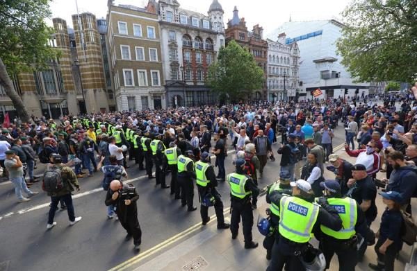 Los activistas arrojaron botellas y latas contra los agentes al tiempo que alzaban los brazos y gritaban "Inglaterra". FOTO/EFE