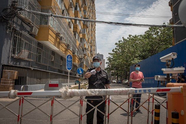 Las autoridades, que ayer se declararon "en guerra" contra este nuevo brote, informaron hoy de 27 nuevos casos en la ciudad el lunes, con lo que suman hasta ahora 106 positivos, una situación que el Gobierno municipal calificó de "extremadamente preocupante".