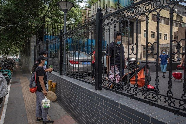 Una tarea titánica teniendo en cuenta las decenas de miles de restaurantes y pequeños establecimientos de comida que hay en la capital china, además de los cientos de mercados de alimentación y las decenas de campus universitarios.