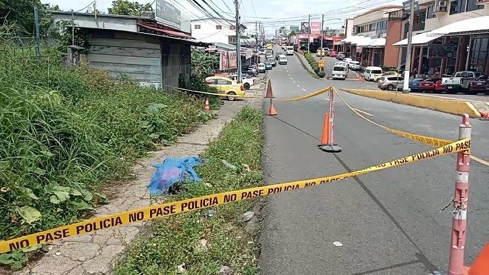 Personal de Criminalística y del Ministerio Público procedieron a realizar el levantamiento del cuerpo y ordenaron su traslado a la Morgue Judicial para que médicos forenses determinen las causas de muerte.